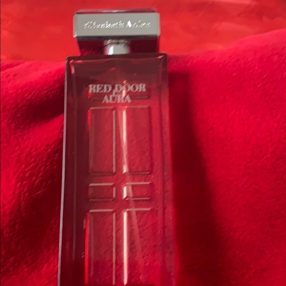NWTT Elizabeth Arden Red Door ” Aura” .
